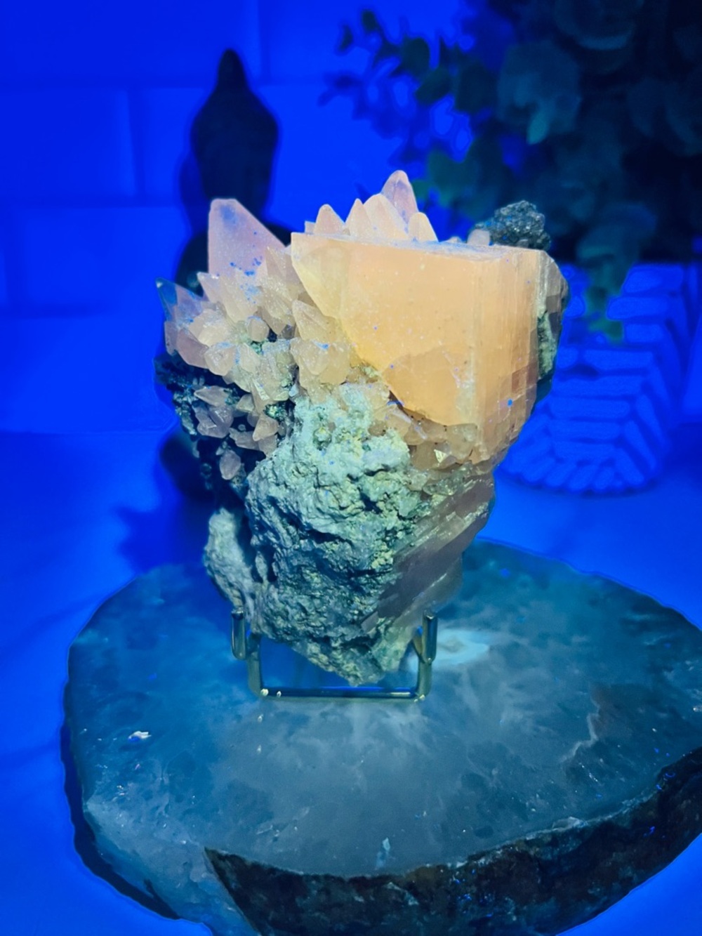 UV Reactive Dogtooth Calcite